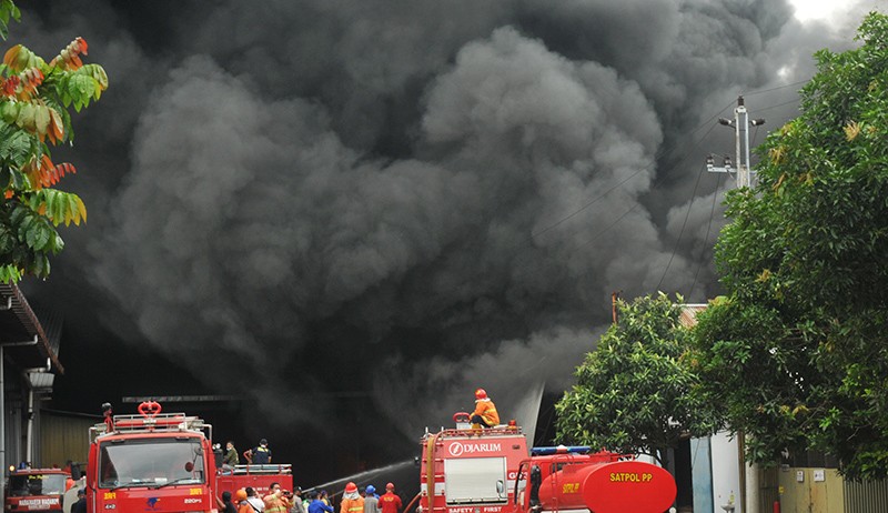 Pabrik Plastik Kebakaran di Pati, Asap Hitam Membubung Tinggi - Bagian 2
