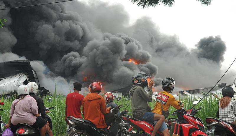 Pabrik Plastik Kebakaran di Pati, Asap Hitam Membubung Tinggi - Bagian 3