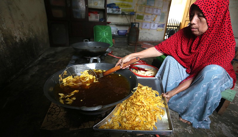 Minyak Goreng Langka, Pelaku UMKM Kurangi Jumlah Produksi Keripik Pisang - Bagian 2