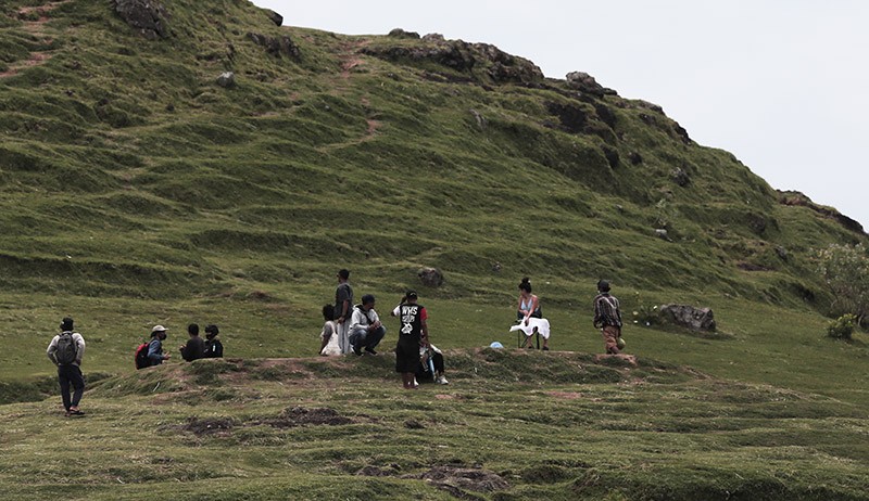 Naik Bukit, Warga Lombok Antusias Nonton Tes Pramusim MotoGP 2022 - Bagian 2