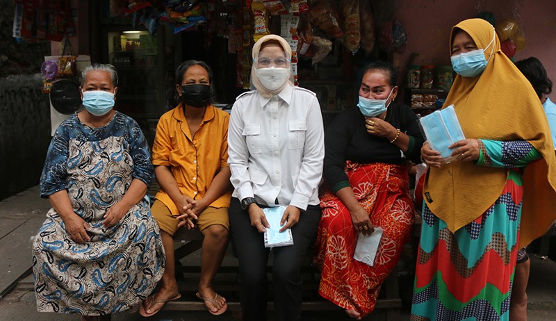 Bagi-Bagi Masker dan Hand Sanitizer untuk Warga Cilincing - Bagian 1