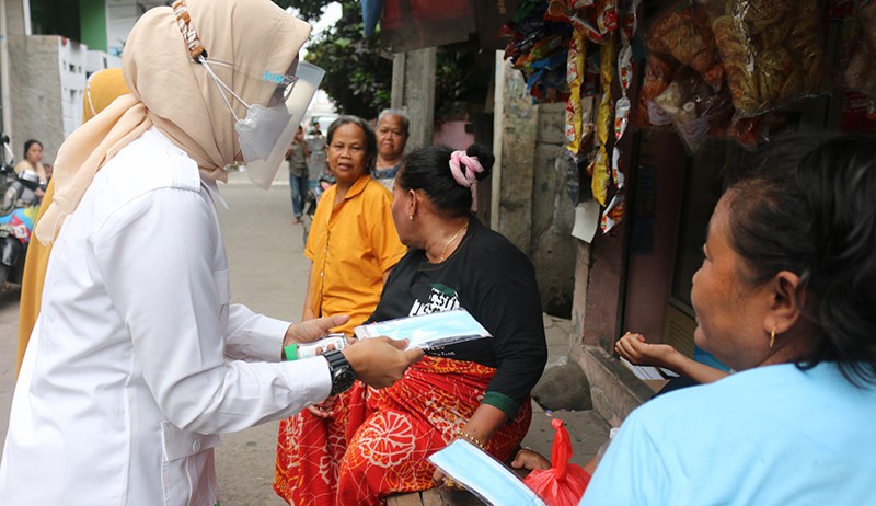 Bagi-Bagi Masker dan Hand Sanitizer untuk Warga Cilincing - Bagian 2
