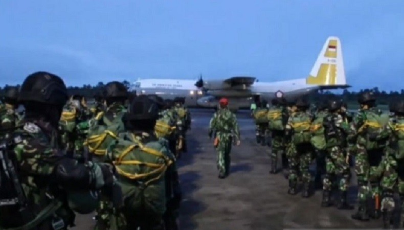 Bersenjata Lengkap, Ratusan Prajurit Kopasgat Diterjunkan ke Lanud Supadio