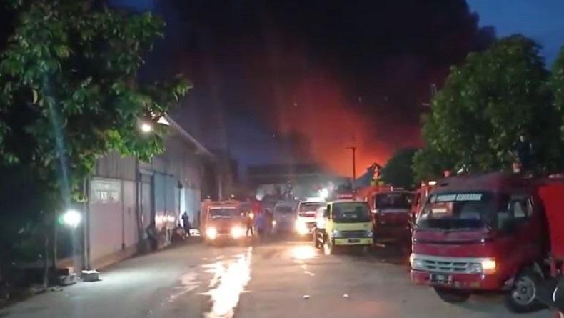 Banyak Material Mudah Terbakar, Kebakaran Pabrik Plastik di Pati Belum Bisa Dipadamkam 