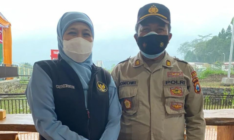 title Momen Lucu Gubernur Khofifah Foto Bareng Pak Jokowi Pakai Baju Polisi, Netizen Iri Momen Lucu Gubernur Khofifah Foto Bareng Pak Jokowi Pakai Baju Polisi, Netizen Iri