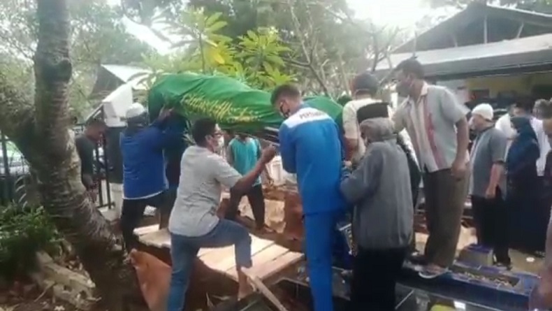 Korban Minibus Masuk Jurang di Tegalwaru Karawang Dimakamkan, Isak Tangis Pecah
