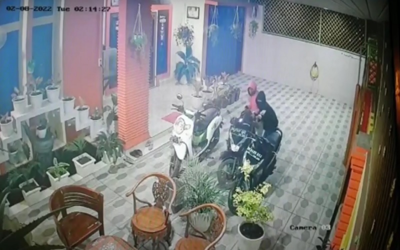 Aksinya Terekam CCTV, Kawanan Pencuri Gasak 2 Motor Warga di Deli Serdang
