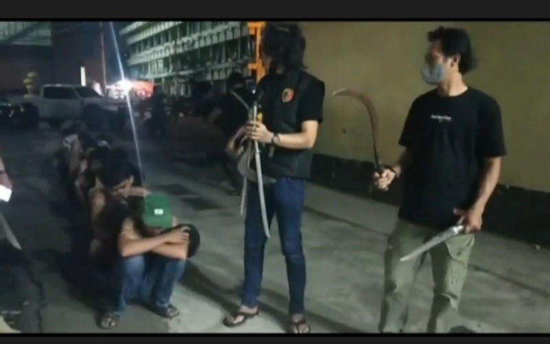 Gerebek Markas Pelaku Tawuran di Palembang, Polisi Temukan Banyak Celurit dan Pedang