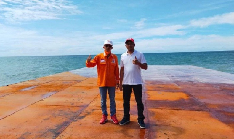 title Tongkang Terbalik di Perairan Karimata, Cairan Diduga Minyak Tumpah ke Laut Tongkang Terbalik di Perairan Karimata, Cairan Diduga Minyak Tumpah ke Laut
