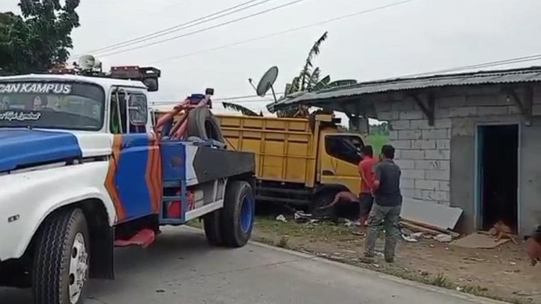 Sopir Nyalakan Rokok, Truk Oleng lalu Tabrak Rumah di Jalur Pantura Subang