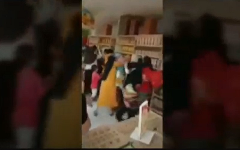 Video Viral Emak-Emak Berebut Minyak Goreng Murah, Petugas Kewalahan