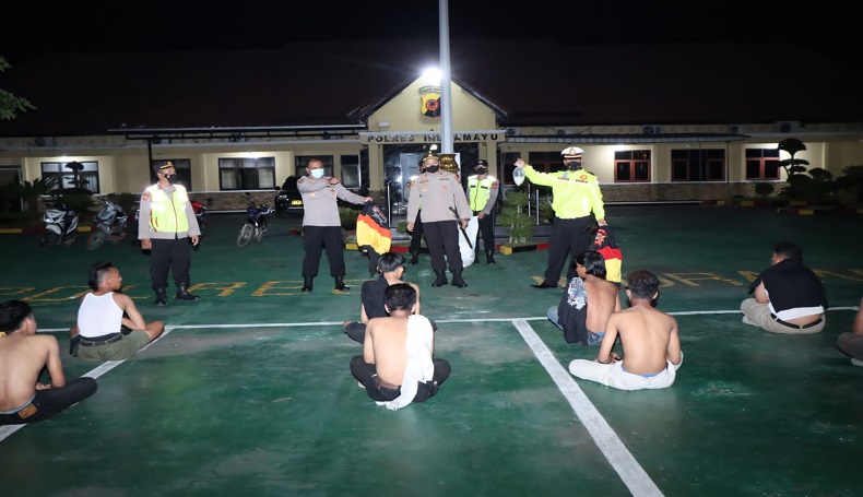 title Petugas Gabungan Amankan 19 Geng Motor di Indramayu, Sajam dan Miras Disita Petugas Gabungan Amankan 19 Geng Motor di Indramayu, Sajam dan Miras Disita