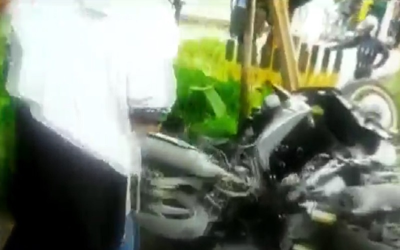 Nekat Terobos Pelintasan yang Ditutup, Pemotor Ini Tewas Ditabrak Kereta