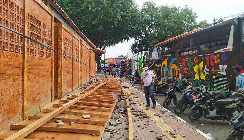 Brak! Kanopi Shelter PKL Alun-alun Sangkala Buana Cirebon Ambruk 