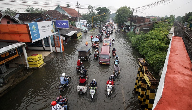 Motor-Motor Mogok Terjebak Banjir di Jalan Raya Gempol Pasuruan - Bagian 3