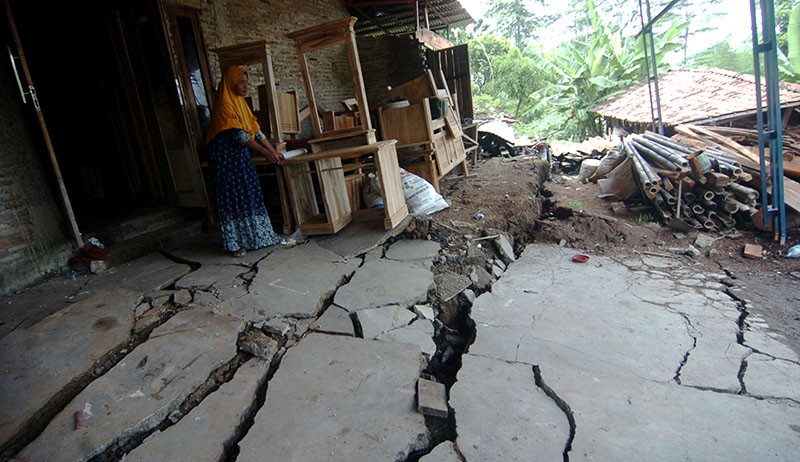 238 Rumah Rusak dan Akses Jalan Putus akibat Bencana Tanah Bergerak di Tegal - Bagian 1