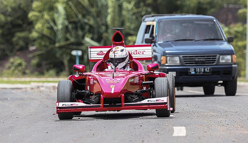Penampakan Daihatsu S38 Dimodifikasi Menjadi Mobil Balap Ferrari Formula 1 - Bagian 2