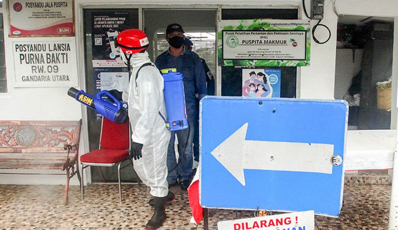 Lantamal III TNI AL Semprot Perumahan Warga dengan Cairan Disinfektan - Bagian 3