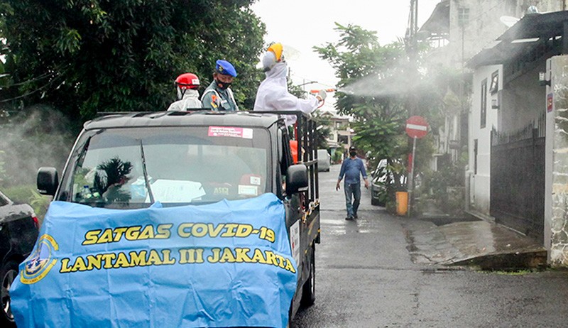 Lantamal III TNI AL Semprot Perumahan Warga dengan Cairan Disinfektan - Bagian 1