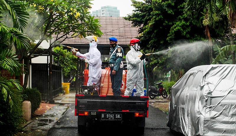 Lantamal III TNI AL Semprot Perumahan Warga dengan Cairan Disinfektan - Bagian 2