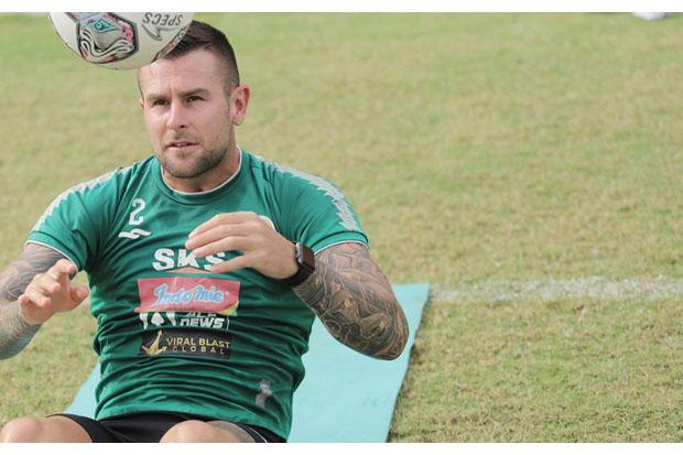 title  Sanksi Aaron Evans Ditambah Larangan 4 Pertandingan Lagi, PSS Ajukan Banding  Sanksi Aaron Evans Ditambah Larangan 4 Pertandingan Lagi, PSS Ajukan Banding