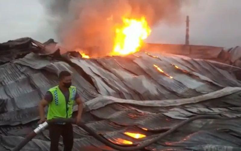Api Kembali Muncul di Puing Bangunan Pabrik Plastik yang Terbakar di Pati