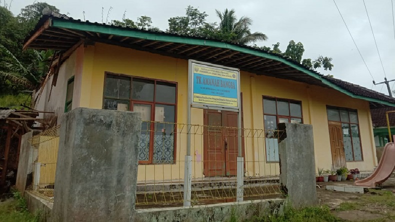 Diterjang Hujan Disertai Angin Kencang, Atap Sekolah TK di Cibitung Sukabumi Ambruk