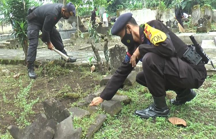 TNI-Polri Bersihkan Kompleks Makam Kyai Pleret, Guru dan Sahabat Sultan Agung