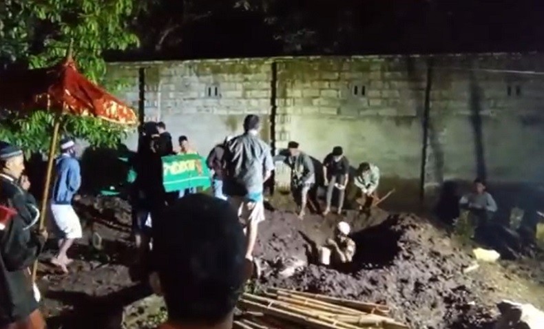 title Tangis Histeris Iringi Pemakaman Pasutri Korban Tewas Ritual Maut Pantai Payangan Tangis Histeris Iringi Pemakaman Pasutri Korban Tewas Ritual Maut Pantai Payangan