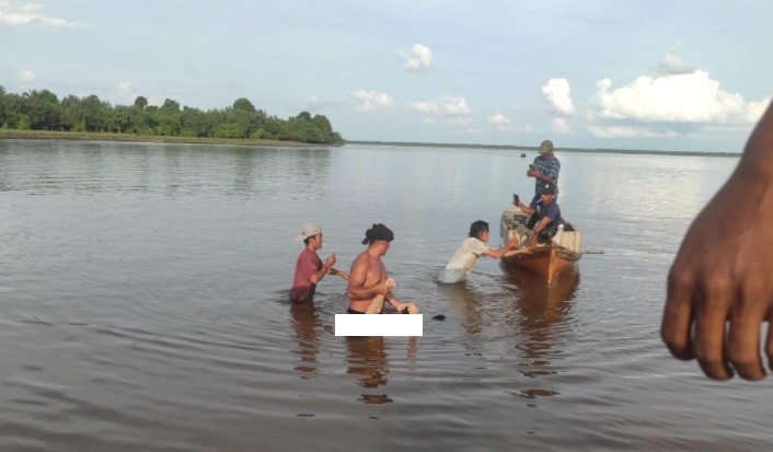 title Kapal Tenggelam di Sungai Kampar, 6 Penumpang Tewas 7 Selamat Kapal Tenggelam di Sungai Kampar, 6 Penumpang Tewas 7 Selamat