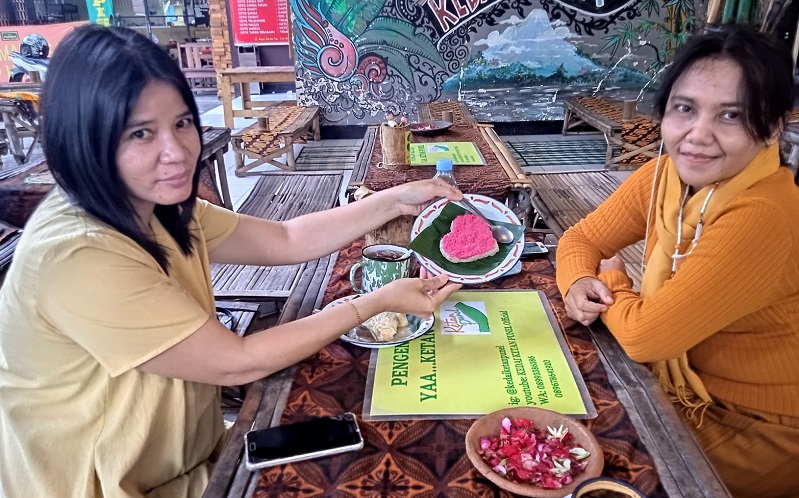 title Hari Valentine, Kedai Ketan di Surabaya Ini Sajikan Menu Spesial Berbentuk Hati Hari Valentine, Kedai Ketan di Surabaya Ini Sajikan Menu Spesial Berbentuk Hati