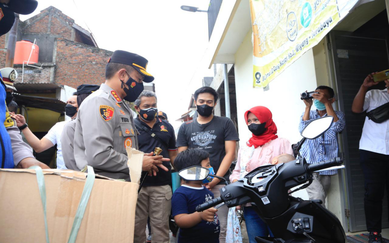 title Haru, Driver Ojol Perempuan Ini Dapat Motor Pengganti dari Presiden Jokowi Haru, Driver Ojol Perempuan Ini Dapat Motor Pengganti dari Presiden Jokowi