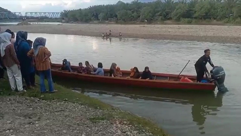 Bayar Rp10.000, Warga Antusias Nikmati Wisata Perahu Susur Sungai Alas Aceh
