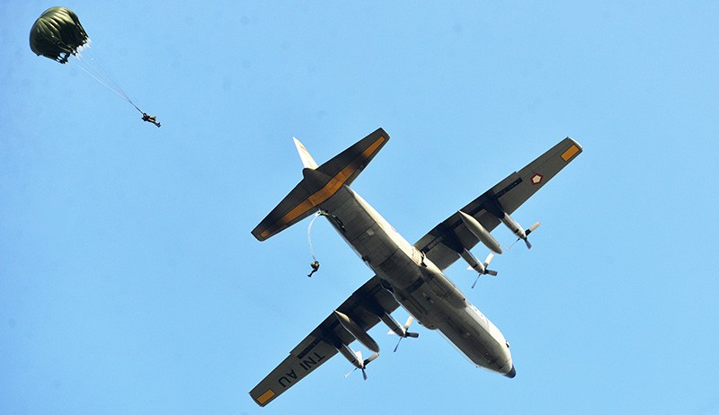 Puluhan Prajurit Kopasgat TNI AU Terjun dari Pesawat Hercules A-1318 - Bagian 1