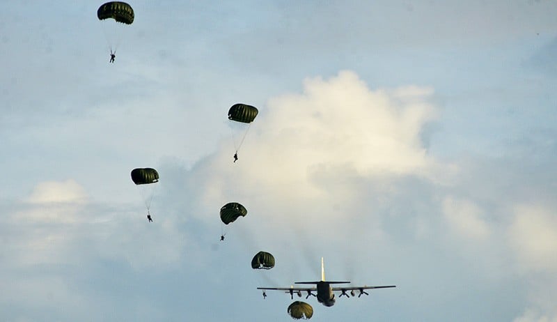 Puluhan Prajurit Kopasgat TNI AU Terjun dari Pesawat Hercules A-1318 - Bagian 3