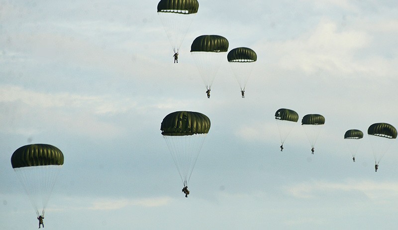 Puluhan Prajurit Kopasgat TNI AU Terjun dari Pesawat Hercules A-1318 - Bagian 2