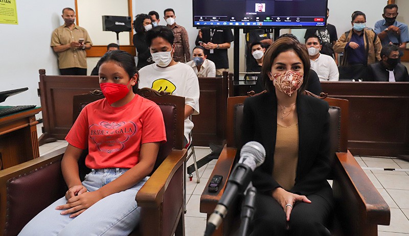 Momen Nikita Mirzani Dampingi Sang Anak Hadiri Sidang Kasus Pencemaran Nama Baik - Bagian 1