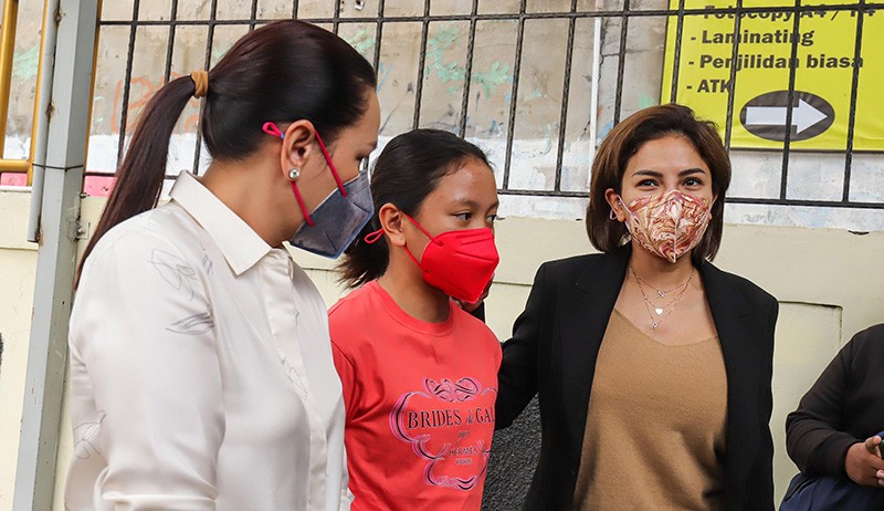 Momen Nikita Mirzani Dampingi Sang Anak Hadiri Sidang Kasus Pencemaran Nama Baik - Bagian 2