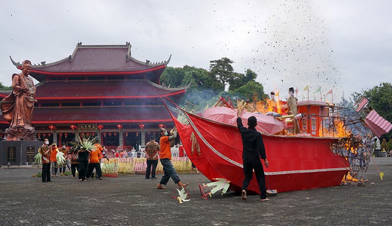 Upacara Tolak Bala dengan Bakar Replika Kapal Kertas di Semarang - Bagian 1