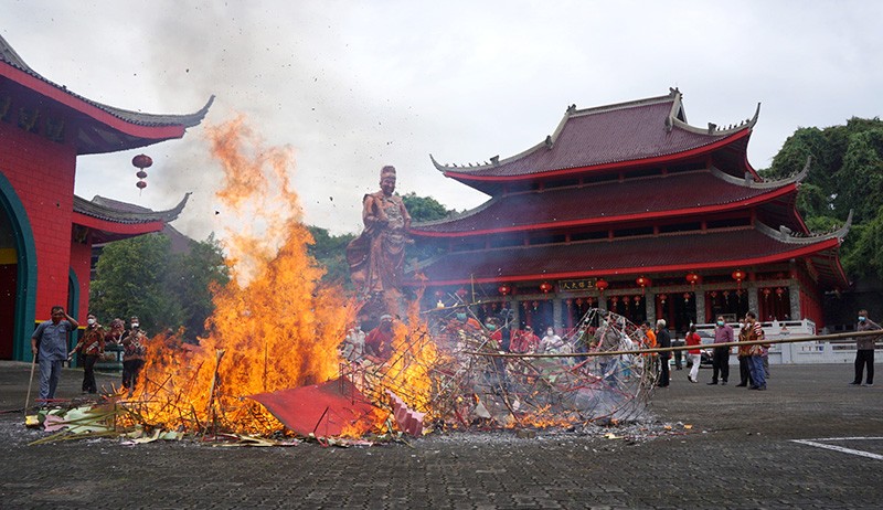 Upacara Tolak Bala dengan Bakar Replika Kapal Kertas di Semarang - Bagian 3