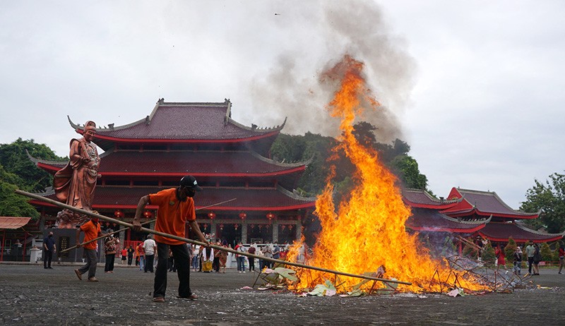 Upacara Tolak Bala dengan Bakar Replika Kapal Kertas di Semarang - Bagian 4