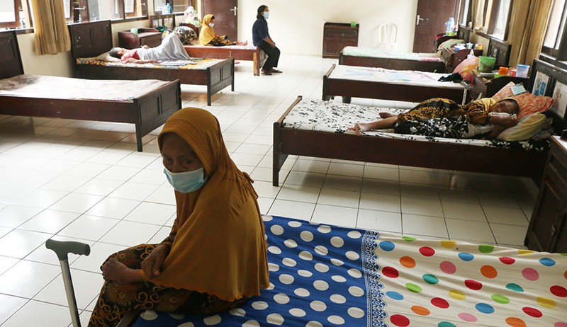 Momen Haru Polwan Polda Jateng Bagikan Bunga kepada Lansia Panti Wredha Harapan Ibu - Bagian 5