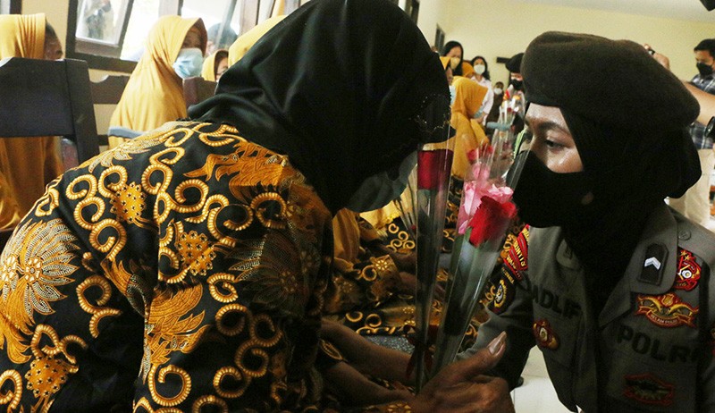 Momen Haru Polwan Polda Jateng Bagikan Bunga kepada Lansia Panti Wredha Harapan Ibu - Bagian 2