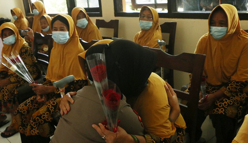 Momen Haru Polwan Polda Jateng Bagikan Bunga kepada Lansia Panti Wredha Harapan Ibu - Bagian 3