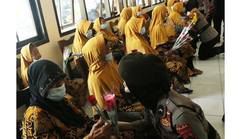 Momen Haru Polwan Polda Jateng Bagikan Bunga kepada Lansia Panti Wredha Harapan Ibu - Bagian 4