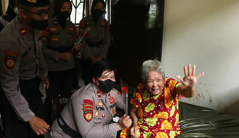Momen Haru Polwan Polda Jateng Bagikan Bunga kepada Lansia Panti Wredha Harapan Ibu - Bagian 1