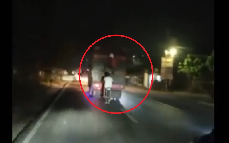 title Viral Bajing Loncat Beraksi Bak Adegan Film Action, Gelantungan di Truk Jarahan Viral Bajing Loncat Beraksi Bak Adegan Film Action, Gelantungan di Truk Jarahan