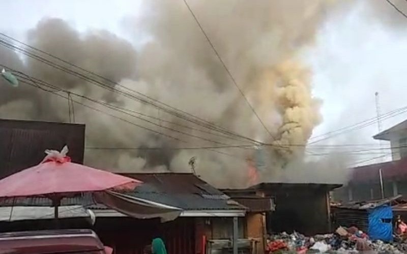 Pasar Bawah Kota Bukittinggi Kebakaran, Empat Toko Hangus
