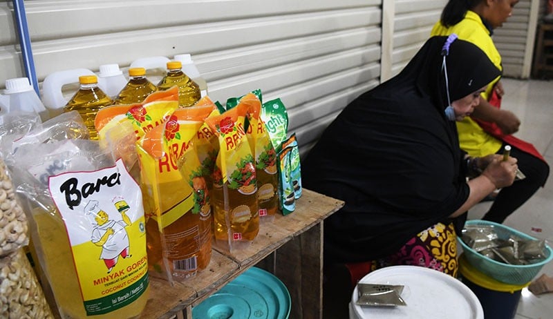 Kulakan Minyak Goreng di Grosir, Pedagang Eceran: Kami Harus Beli Barang Lain