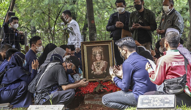 Suasana Pemakaman Dorce Gamalama dengan Protokol Covid-19 - Bagian 3